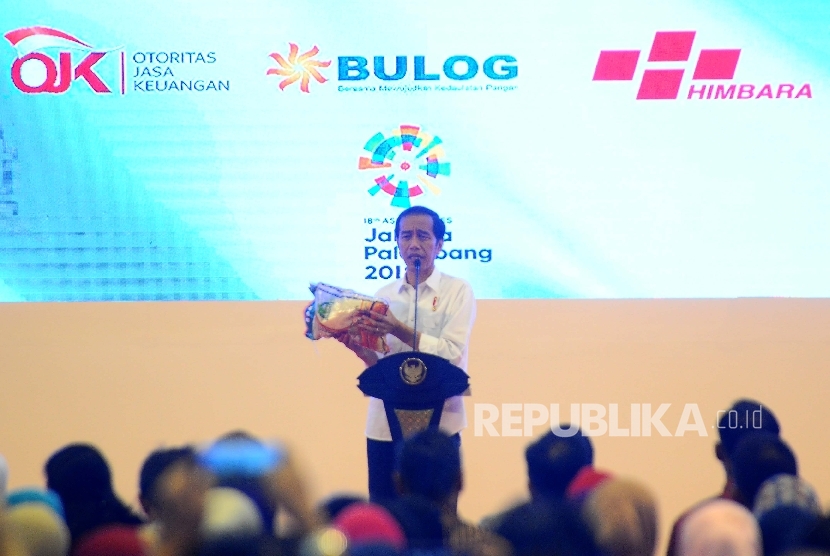 Presiden Joko Widodo memberikan sambutannya saat peluncuraan program Bantuan Pangan Non-Tunai (BPNT) secara nasional di GOR Cibubur, Jakarta Timur, Kamis (23/2)