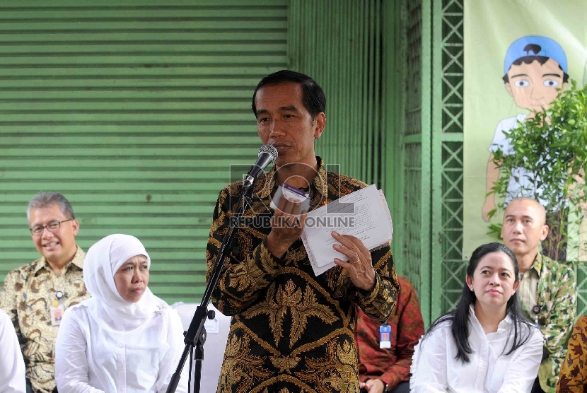 Presiden Joko Widodo memberikan sambutannya saat pembagia Kartu Indonesia Sehat (KIS), Kartu Keluarga Sejahtera (KKS) dan Kartu Indonesia Pintar (KIP) kepada warga di wilayah Kampung Melayu, Jakarta Timur, Rabu (13/5).