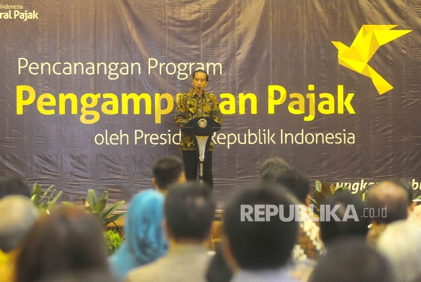 Presiden Joko Widodo memberikan sambutannya saat Pencanangan Pengampunan Pajak di kantor Direktorat Jenderal Pajak Kementerian Keuangan, Jakarta, Jumat (1/7)