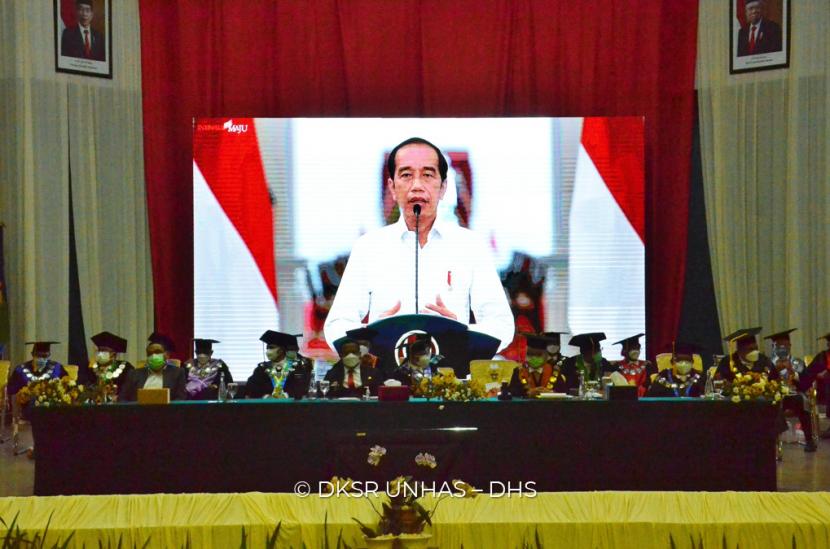 Presiden Joko Widodo memberikan sambutannya secara virtual pada upacara Dies Natalis ke-65 Universitas Hasanuddin, Makassar, Jumat  (10/9) 