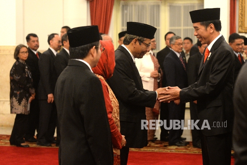 Presiden Joko Widodo memberikan selamat kepada Mahfud MD usai pengambilan sumpah saat pelantikan Unit Kerja Presiden bidang Pembinaan Ideologi Pancasila (UKP-PIP) di Istana Negara, Jakarta, Rabu (7/6).