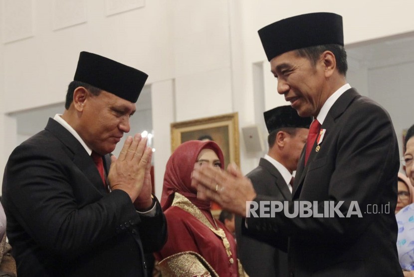Presiden Joko Widodo memberikan ucapan selamat kepada Ketua KPK Firli Bahuri seusai acara pelantikan di Istana Negara, Jakarta, Jumat (20/12). 