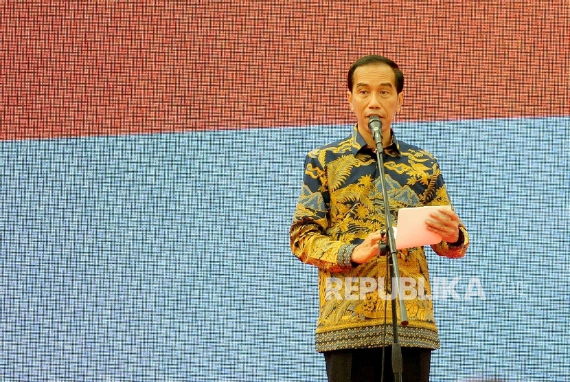 Presiden Joko Widodo memberkan sambutannya saat persmian secara simbolik 11 Pusat Logistik Berikat (PLB) di Indonesia di Kawasan Industri Krida Bahari, Cakung, Jakarta Utara, Kamis (9/3).