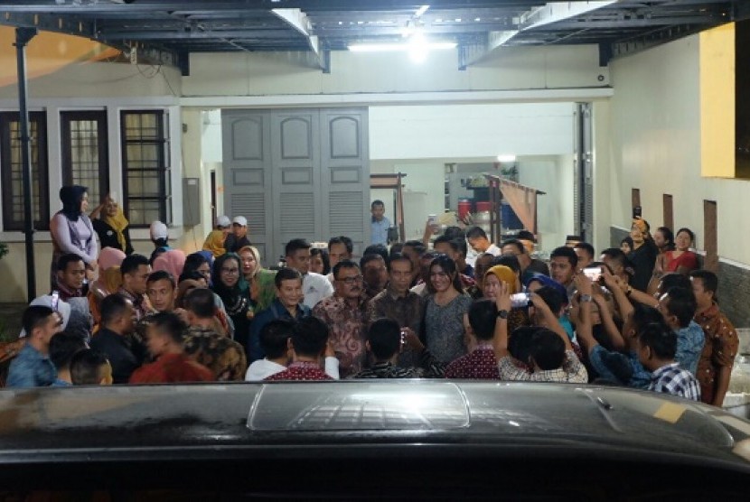 Presiden Joko Widodo memenuhi ajakan swafoto dari anggota keluarga Bobby Nasution di Medan, Jumat (13/10)