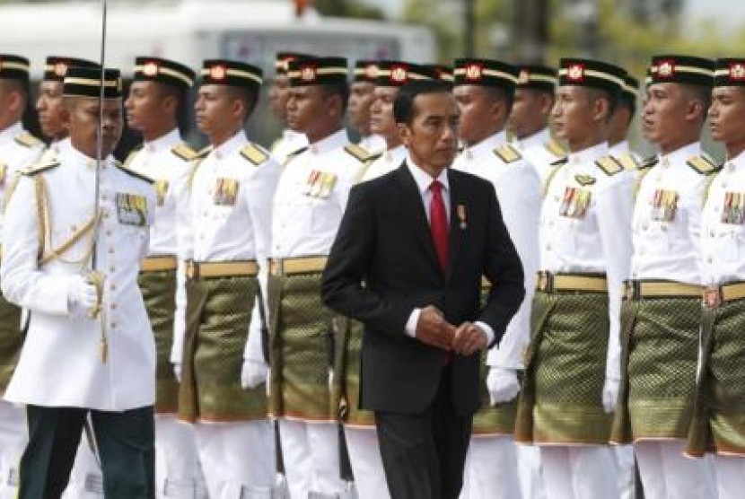 Presiden Joko Widodo memeriksa barisan tentara yang menyambutnya dalam kunjungan kenegaraan di Malaysia, Kamis (5/2).