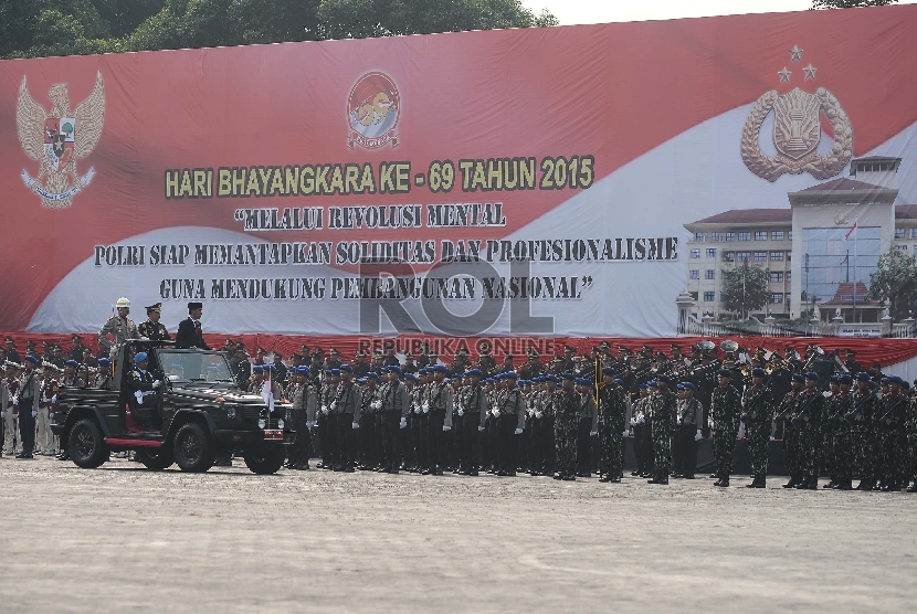 Presiden Joko Widodo memeriksa pasukan dalam upacara peringatan HUT Polri ke-69 di Mako Brimob Kelapa Dua, Depok, Rabu (1/7).  (Republika/Raisan Al Farisi)