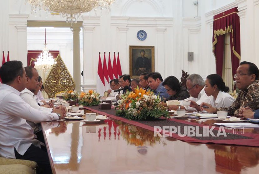 Presiden Joko Widodo memimpin langsung pertemuan antara menteri-menteri di bidang perekonomian bersama perwakilan dari Kamar Dagang dan Industri (KADIN). Rapat ini berlangsung di Istana Merdeka, Kamis (26/10) malam. 