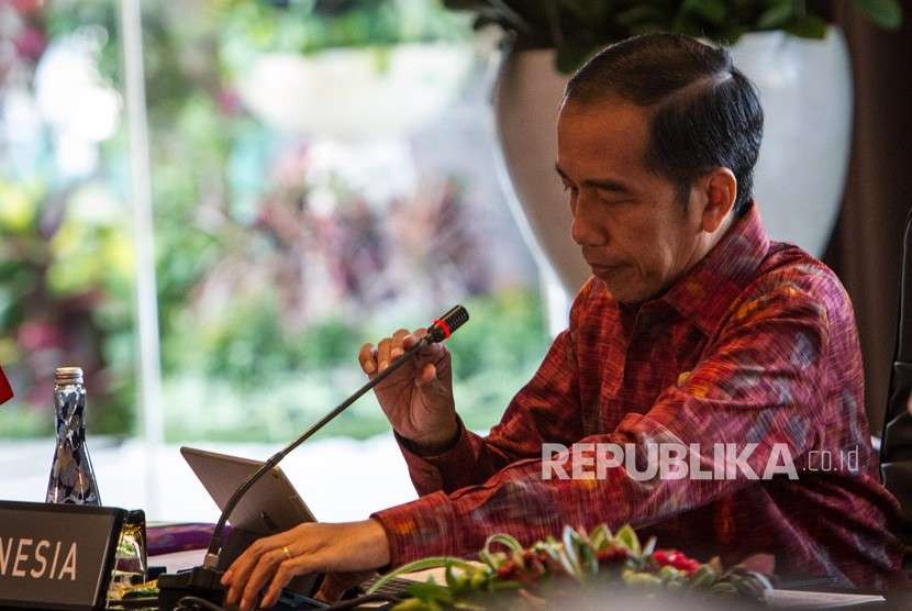 Presiden Joko Widodo memimpin pertemuan ASEAN Leaders Gathering yang diikuti para kepala negara/pemerintahan negara-negara ASEAN, sekjen ASEAN, direktur pelaksana IMF, presiden Grup Bank Dunia, sekjen PBB di Hotel Sofitel, Nusa Dua, Bali, Kamis (11/10). 