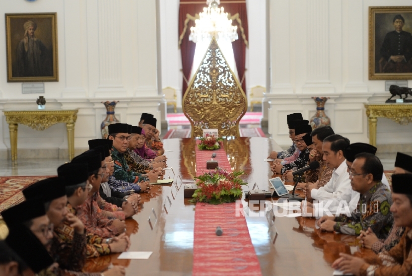 Presiden Joko Widodo memimpin pertemuan dengan organisasi Islam MUI, PBNU, dan Muhammadiyah di Istana Merdeka, Jakarta, Selasa (1/11). (Republika/ Wihdan)