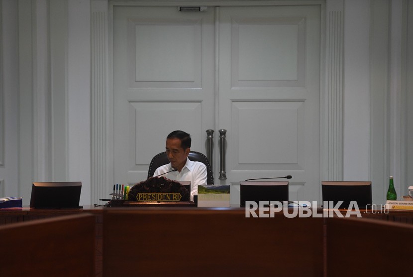 Presiden Joko Widodo memimpin rapat kabinet terbatas (ratas) di Kantor Presiden, Jakarta, Rabu (25/9/2019).