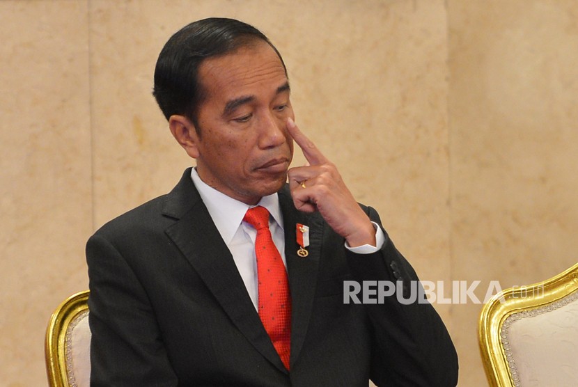 Presiden Joko Widodo memimpin rapat kerja pemerintah dengan gubernur dan Ketua DPRD terkait percepatan pelaksanaan berusaha di daerah di Istana Merdeka, Jakarta, Selasa (23/1).