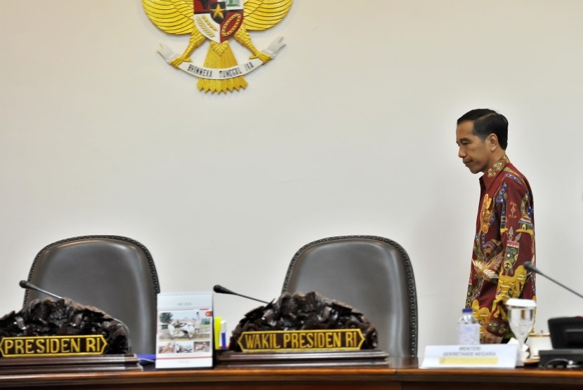 Presiden Joko Widodo memimpin Rapat Terbatas bersama Menteri Kabinet Kerja membahas persiapan jelang bulan Puasa dan Idul Fitri di Kantor Kepresidenan, Jakarta, Senin (25/5). 