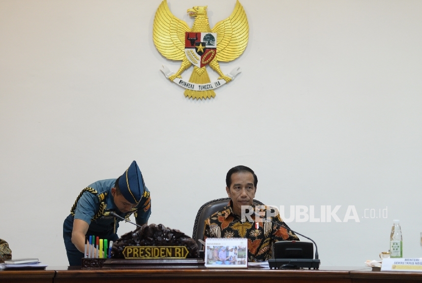 Presiden Joko Widodo memimpin Rapat Terbatas di Kantor Kepresidenan, Jakarta, Selasa (22/11). 