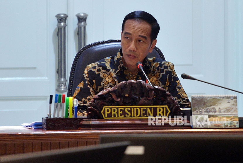 Presiden Joko Widodo memimpin rapat terbatas evaluasi proyek strategis nasional di Kantor Presiden, Jakarta, Senin (16/4). 