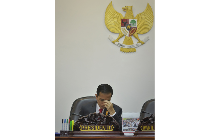 Presiden Joko Widodo memimpin rapat terbatas membahas otonomi daerah di Kantor Kepresidenan, Jakarta, Rabu (8/7). 