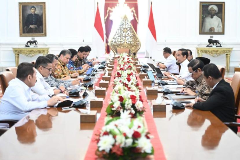 Presiden Joko Widodo memimpin rapat terbatas mengenai proyek strategis nasional di Istana Merdeka, Jakarta, Kamis (5/10/2023).