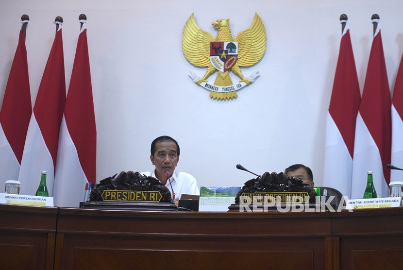 Presiden Joko Widodo memimpin rapat terbatas (ratas) di Kantor Presiden, Jakarta, Rabu (4/9/2019).