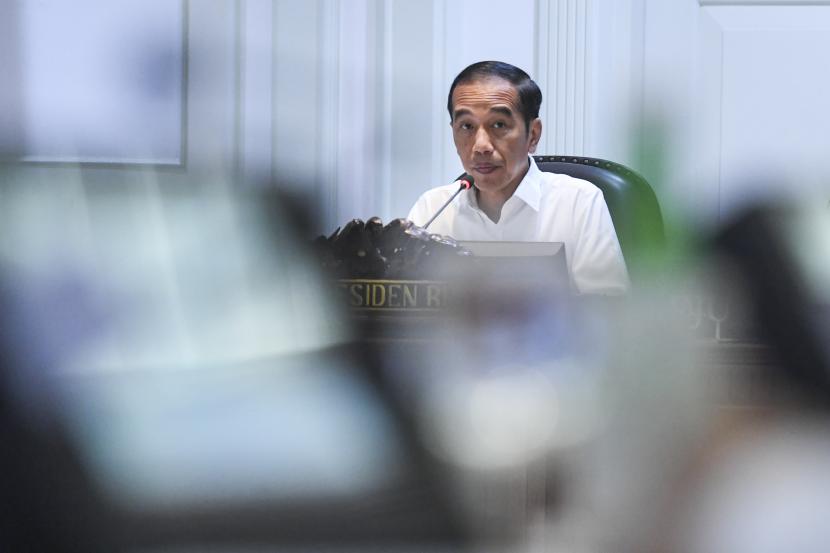 Presiden Joko Widodo (Jokowi) kembali memerintahkan jajarannya untuk menghitung ulang risiko pelemahan ekonomi global akibat merebaknya virus corona (Covid-19) yang berpotensi merembet ke Indonesia. 