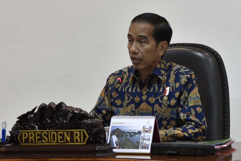 Presiden Joko Widodo memimpin rapat terbatas terkait pengembangan sumber-sumber air di Kantor Presiden, Jakarta, Selasa (6/12). 