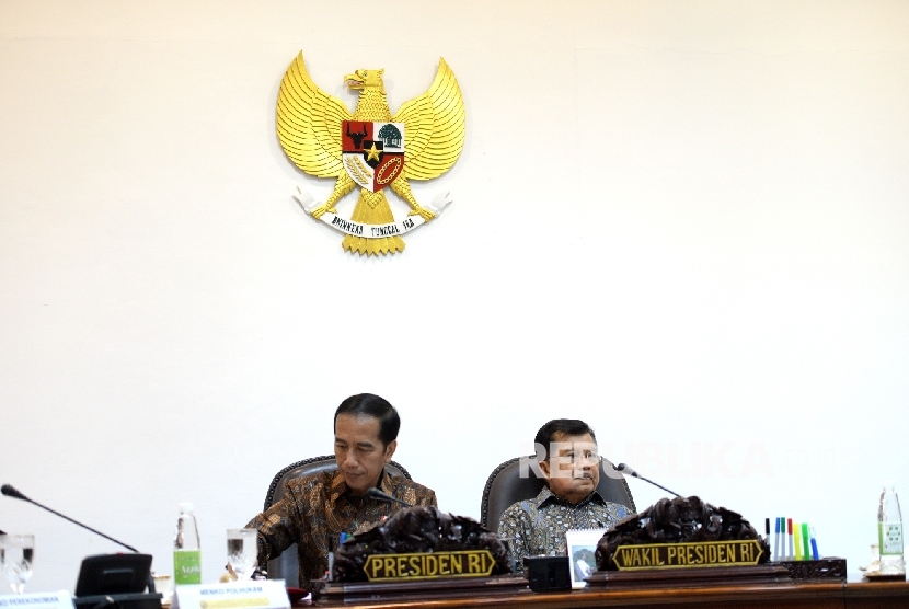  Presiden Joko Widodo memimpin rapat terbatas terkait ujian nasional (UN) di Kantor Kepresidenan, Jakarta, Senin (19/12).