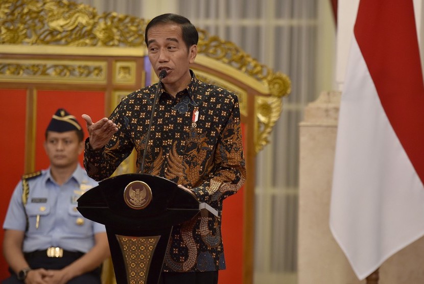 Presiden Joko Widodo memimpin Sidang Kabinet Paripurna terkait pagu indikatif RAPBN 2018 di Istana Negara, Jakarta, Selasa (4/4). 