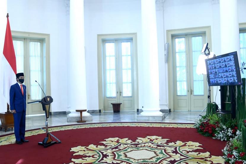 Presiden Joko Widodo memimpin upacara peringatan Hari Lahir Pancasila secara virtual di Istana Bogor, Jawa Barat, Senin (1/6/2020). Upacara secara virtual itu dilakukan karena pandemi COVID-19.