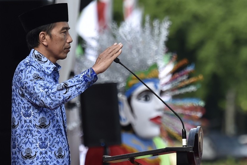 Presiden Joko Widodo memimpin upacara peringatan HUT ke-46 Korps Pegawai Republik Indonesia (Korpri), di Monas, Jakarta, Rabu (29/11). 