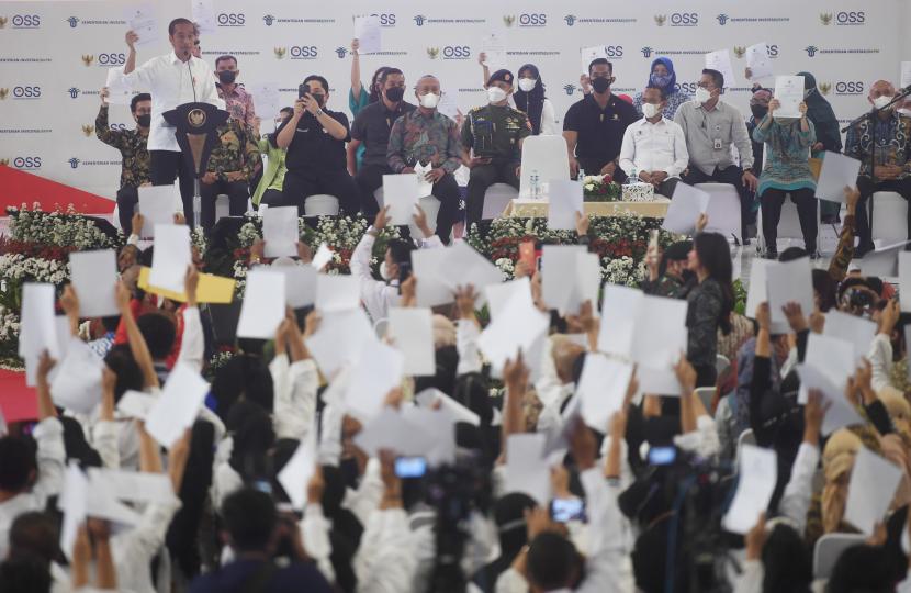 Presiden Joko Widodo meminta pelaku Usaha Mikro Kecil (UMK) menunjukkan Nomor Induk Berusaha (NIB) perseorangan saat penyerahan di Jakarta, Rabu (13/7/2022). Presiden memberikan Nomor Induk Berusaha (NIB) kepada 2.500 pelaku UMK dari Provinsi DKI Jakarta dan sekitarnya.