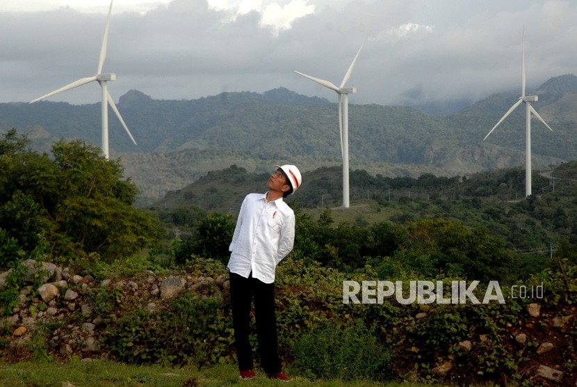 Presiden Joko Widodo memperhatikan turbin kincir angin usai meresmikan Pembangkit Listirk Tenaga Bayu (PLTB) di Desa Mattirotasi, Kabupaten Sidrap, Sulawesi Selatan, Senin (2/7).