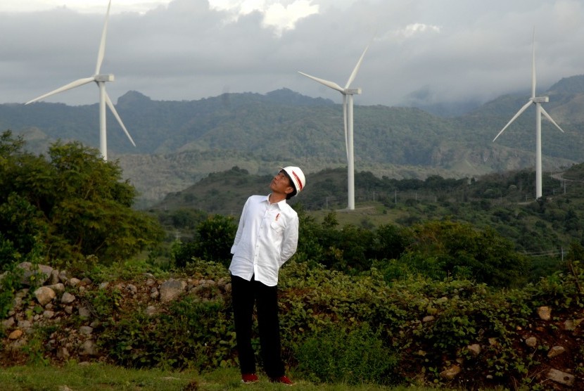 Presiden Joko Widodo memperhatikan turbin kincir angin usai meresmikan Pembangkit Listirk Tenaga Bayu (PLTB) di Desa Mattirotasi, Kabupaten Sidrap, Sulawesi Selatan (ilustrasi). Selain PLTB, pemerintah merencanakan pembangunan pembangkit listrik dari sumber energi lokal. 