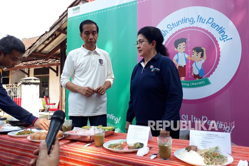 Presiden Joko Widodo memperlihatkan makanan lokal dalam kampanye pencegahan stunting atau kerdil di Kecamatan Bantargadung, Kabupaten Sukabumi Jawa Barat Ahad (8/4).