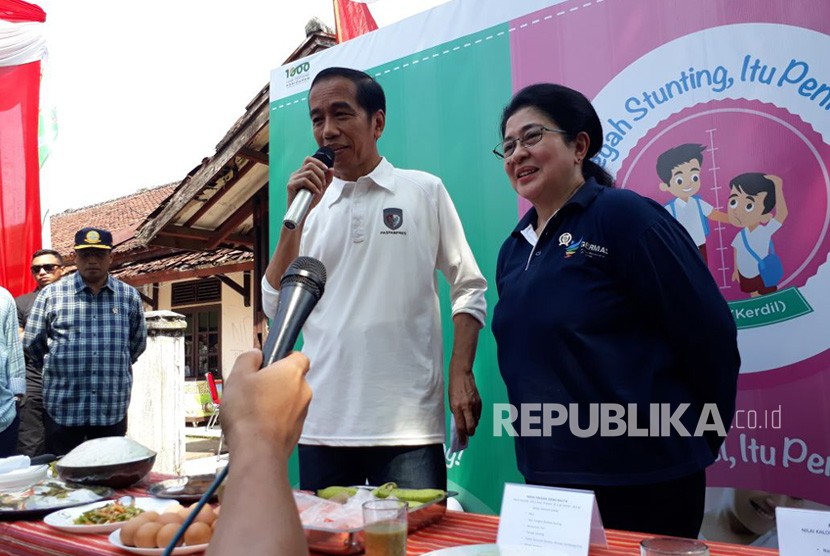 President Joko Widodo shows local food in the campaign to prevent stunting at Bantargadung, Sukabumi, West Java, on Sunday (April 8).