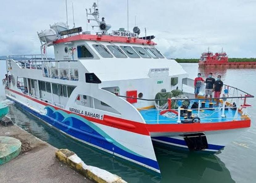 Kapal Wisata Bottom Glass. Direktorat Jenderal Perhubungan Laut menyiapkan dua unit kapal bottom glass untuk mendukung konektivitas Destinasi Wisata Super Prioritas di Likupang, Sulawesi Utara. 