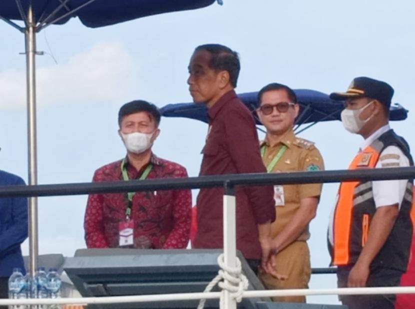Presiden Joko Widodo menaiki Kapal Wisata Bottom Glass, beliau mengapresiasi karena kapal terawat dengan baik dan kebersihannya terjaga.