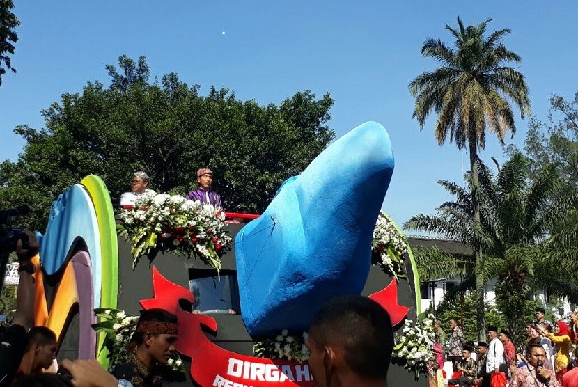Presiden Joko Widodo menaiki kendaraan hias 'Kareta Pancasila' dalam Karnaval Kemerdekaan, Sabtu (26/8). Kendaraan hias ini merupakan karya lima seniman asal jawa Barat.