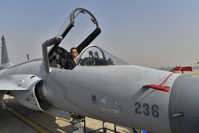 Presiden Joko Widodo menaiki kokpit pesawat tempur JF-17 Thunder untuk melihat dari dekat pesawat tersebut sesaat sebelum bertolak menuju Bangladesh di Pangkalan Udara Nur Khan, Islamabad, Pakistan, Sabtu (27/1). 