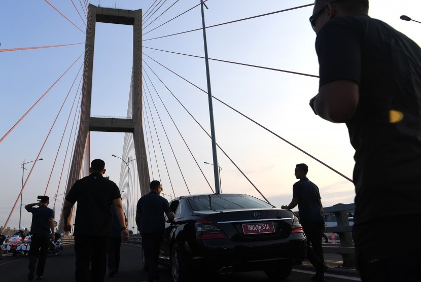 Presiden Joko Widodo menaiki mobil kepresidenan dikawal Paspampres melintasi Jembatan Suramadu usai peresmian pembebasan tarif tol Jembatan Suramadu di Surabaya, Jawa Timur, Sabtu (27/10/2018).