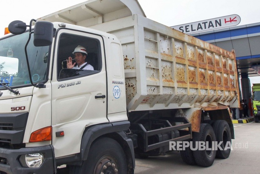 Presiden Joko Widodo menaiki truk untuk melakukan uji coba Tol Pelabuhan Bakauheni-Terbanggi Besar seksi satu seusai diresmikan, di Bakauheni, Lampung, Minggu (21/1). Presiden telah meresmikan dua ruas tol Pelabuhan Bakauheni-Simpang Susun Bakauheni dan Simpang Susun Sidomulyo-Kotabaru 