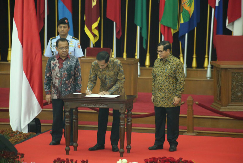 Presiden Joko Widodo menandatangani 1 Juni sebagai hari libur nasional terkait Hari Lahir Pancasila