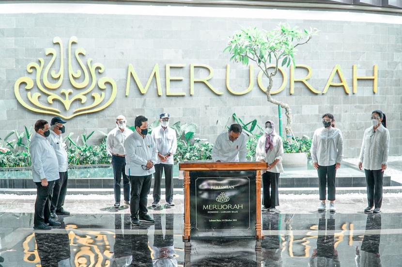 Presiden Joko Widodo menandatangani prasasti saat peresmian Hotel Meruorah Komodo Labuan Bajo, di Nusa Tenggara Timur, Kamis (14/10). Konferensi Tingkat Tinggi (KTT) ASEAN 2023 yang akan diselenggarakan pada 9-11 Mei mendatang akan menjadi sejarah baru bagi Indonesia