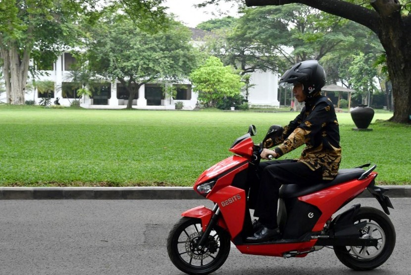 Presiden Joko Widodo mencoba motor listrik nasional Garansindo electric scooter (gesits) di halaman belakang istana Merdeka Jakarta Rabu (7/11)