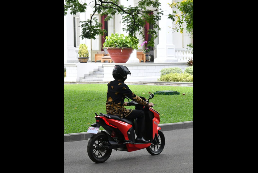 Lelang sebuah motor listrik bertandatangan Joko Widodo, laris di harga Rp 2,5 miliar. Foto Presiden Joko Widodo saat mencoba motor listrik nasional Garansindo electric scooter (gesits) di halaman belakang istana Merdeka (ilustrasi)