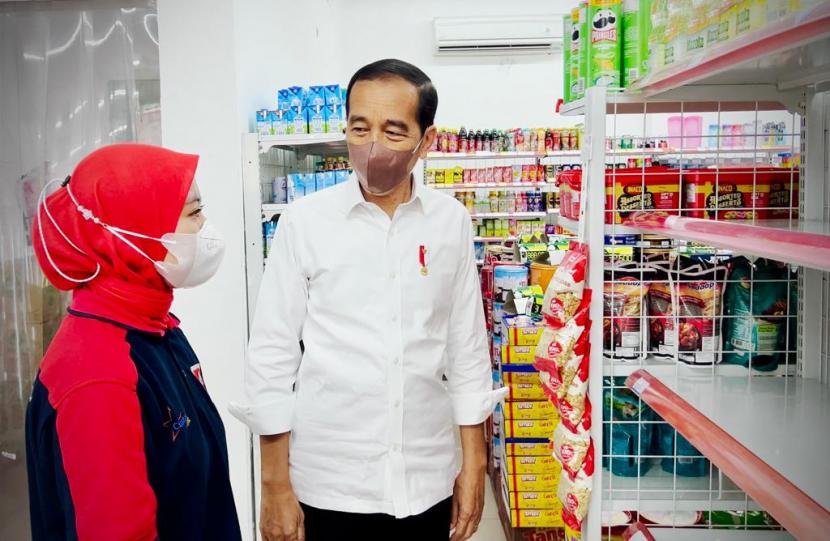 Presiden Joko Widodo mendapati minyak goreng kosong saat sidak di sebuah minimarket di Yogyakarta, Ahad (13/3/2022)