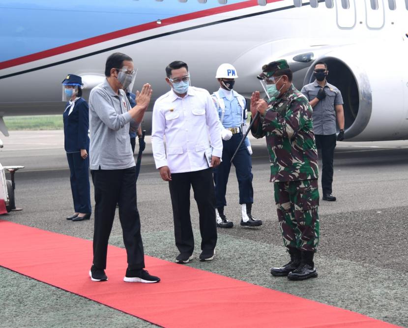 Presiden Joko Widodo, mendarat di Bandara Husein Sastranegara untuk meninjau uji klinis vaksin covid-19.