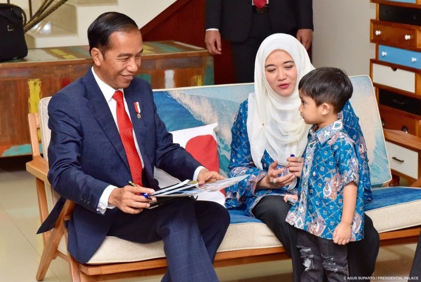 Presiden Joko Widodo mendatangi kediaman almarhum Sys Ns di kawasan Kemang, Jakarta Selatan, Jumat (2/2)