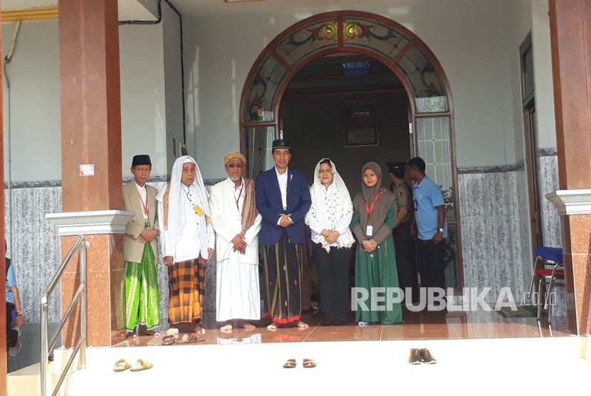Presiden Joko Widodo mendatangi pondok pesantren Mamba'us Sholihin di Gresik, Kamis (8/3).
