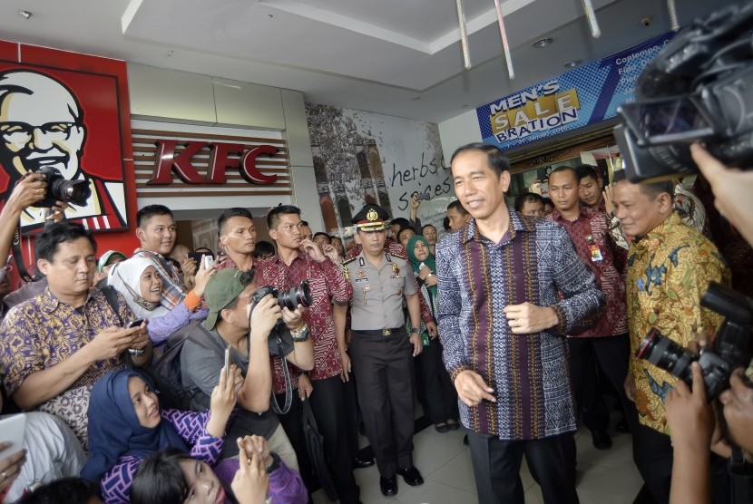 Presiden Joko Widodo mendatangi pusat perbelanjaan Sarinah, Jakarta Pusat, Jumat (15/1).
