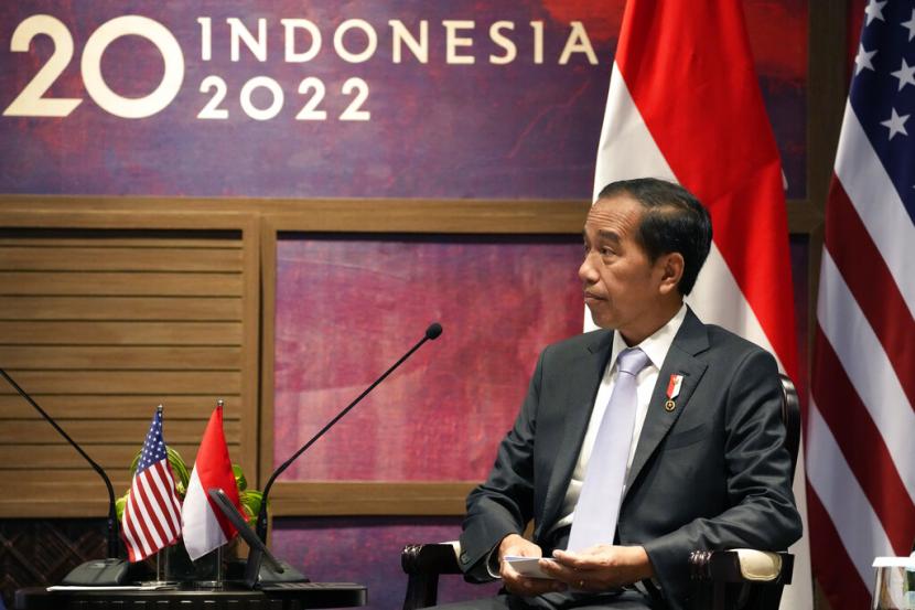 Presiden Joko Widodo mendengarkan AS. Presiden Joe Biden saat rapat di sela-sela KTT G20, Senin, 14 November 2022, di Nusa Dua, Pulau Bali, Indonesia.