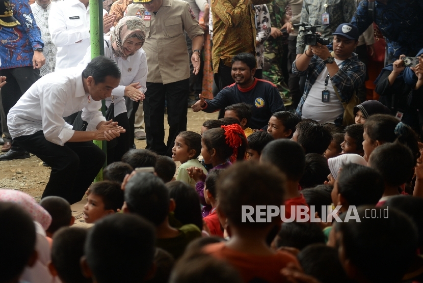 Presiden Joko Widodo menemui anak-anak pengungsi saat mengunjungi tempat pengungsian korban gempa di Masjid Atta Qaruf, Pidie Jaya, NAD, Jumat (9/12). 