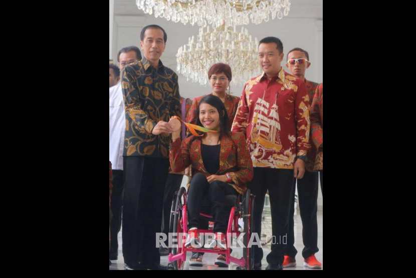 Presiden Joko Widodo menerima atlet peraih medali perunggu dalam Paralympic Games 2016, Ni Nengah Widiasih, di Istana Merdeka, Kamis (22/9).   
